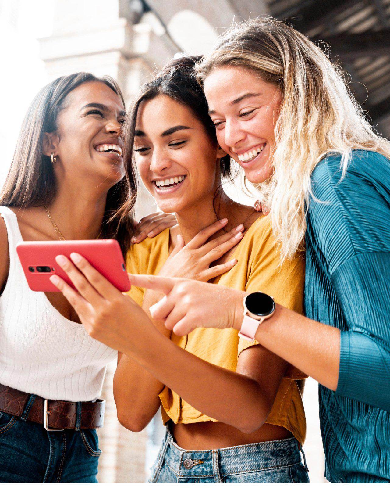 yallo Kundin mit Smartphone